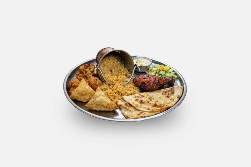 Royal Plate du restaurant Le Royal Rajasthan, un assortiment traditionnel de nourriture indienne avec biryani, naan, samossa et poulet tandoori. | Indien Nourriture